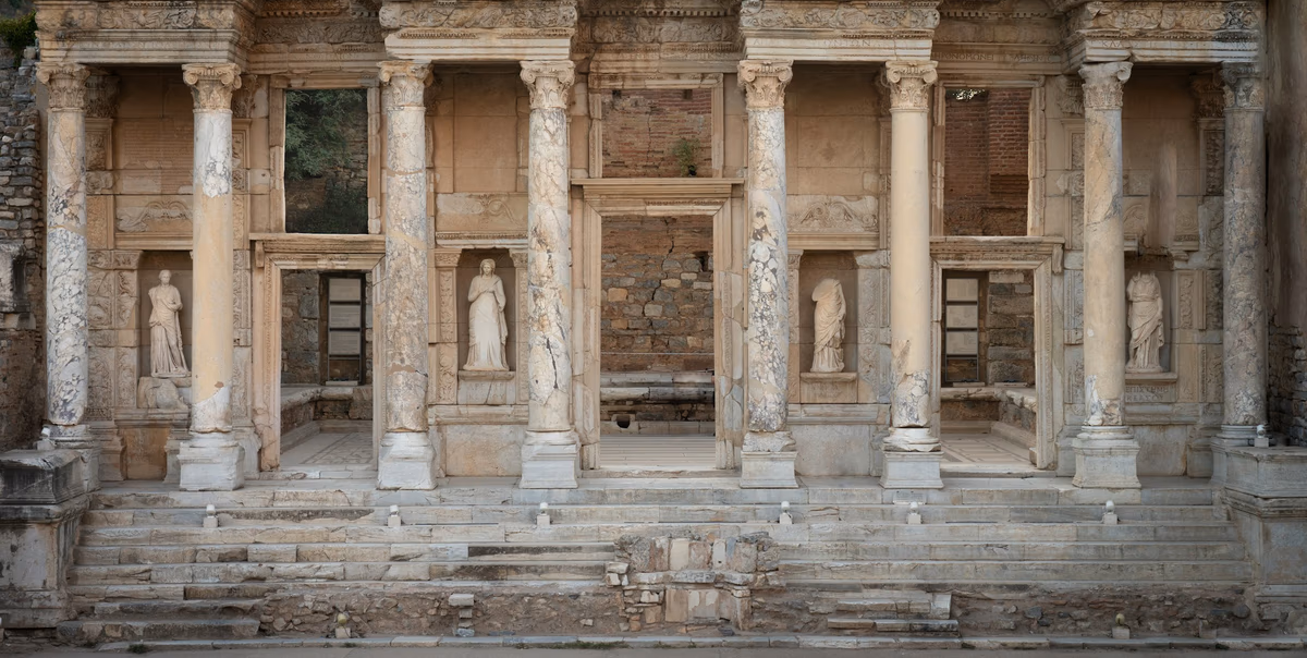 Classical stone columns of a government building, evoking the Federal Reserve